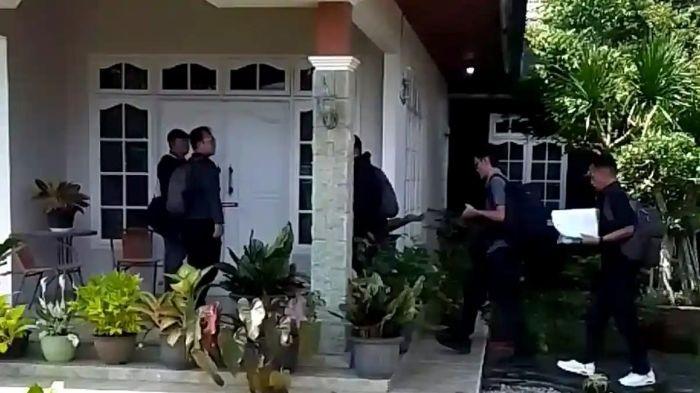 GELEDAH - Tim KPK RI saat mendatangi rumah pribadi Kadis PUPR Rejang Lebong pada Jumat (13/3/2026). Tim KPK melakukan penggeledahan di Rejang Lebong terkait kasus OTT yang menjerat Bupati Fikri.