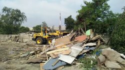 Yono Bingung Jual Sisa Kardus Gara-gara Rumahnya di Taman BMW Digusur