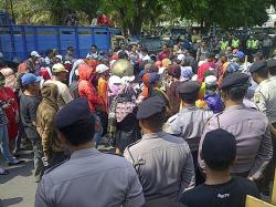 Pesangon Mucikari Lokalisasi Gude Madiun Cair 2015