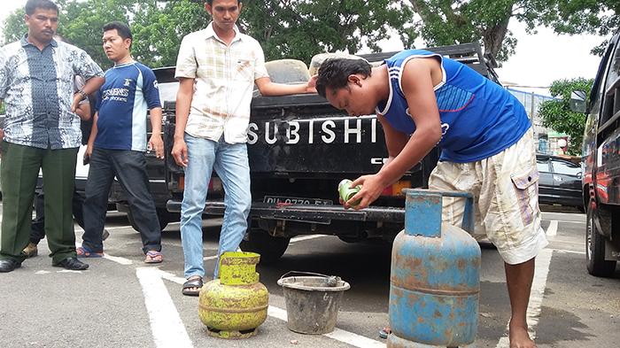 YS Campurkan Air Es Saat Oplos Gas Subsidi ke Tabung 12 Kg