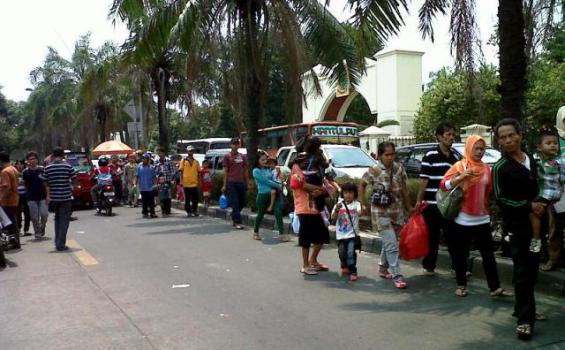 Ribuan Pengunjung Penuhi Jalan, Lalu Lintas Macet