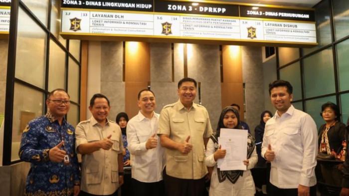 MPP SIOLA - Wali Kota Surabaya Eri Cahyadi bersama dengan Menteri Perumahan dan Kawasan Permukiman (PKP) Republik Indonesia, Maruarar Sirait, saat meninjau MPP Siola bersama Menteri Dalam Negeri (Mendagri) Tito Karnavian di MPP Siola, Kota Surabaya.