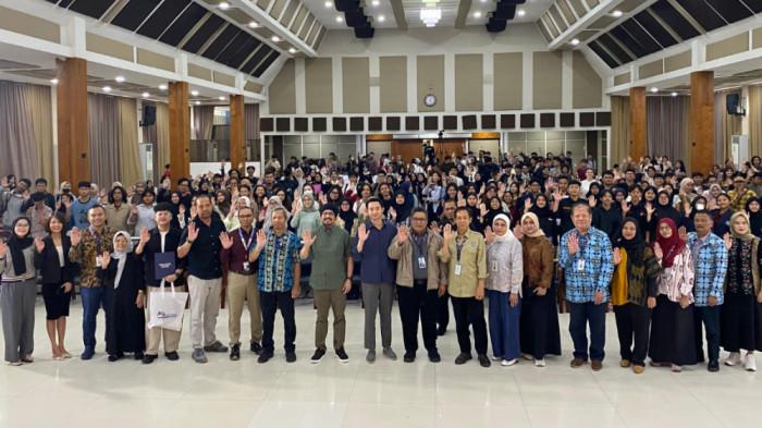 500 mahasiswa, 24 pejabat Universitas Budi Luhur dan puluhan dosen menghadiri penyelenggaraan “Kick Andy Goes to Campus – Penjaga Masa Depan” yang digelar di Auditorium Grha Mahardika Bujana, Universitas Budi Luhur, Rabu (29/4/2026).