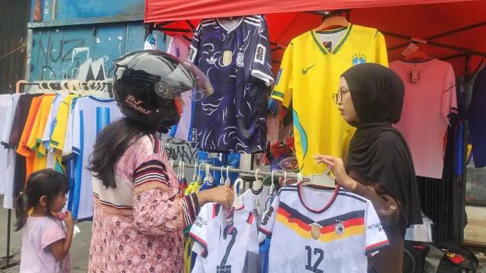 PIALA DUNIA 2026 – Lapak Putri, penjual jersey di Jalan Ahmad Yani, Distrik Jayapura Utara diserbu pembeli. Dari sekian banyak pilihan, jersey Brasil tetap menjadi primadona.