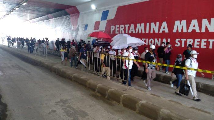 Cuaca Panas, Penonton MotoGP Mandalika Mulai Banjiri Area Sirkuit
