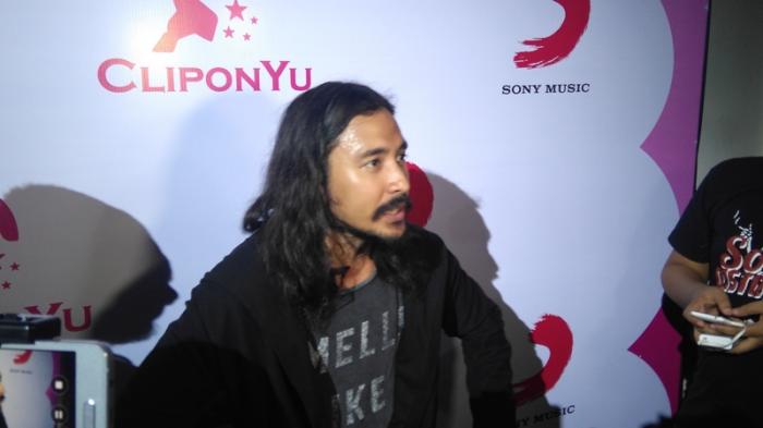 Marcello Tahitoe Sempatkan Balas Pesan Penggemarnya