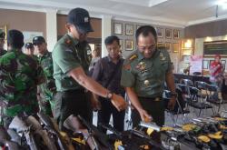 Korem Gatam Serahkan 131 Senjata Api Ilegal ke Polda Lampung