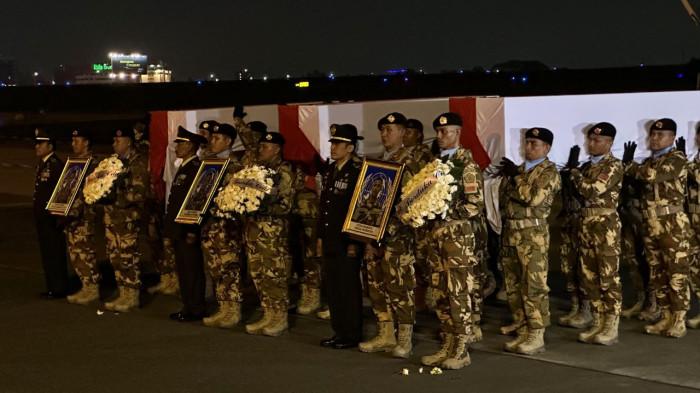 PRAJURIT TNI GUGUR – Prosesi penyerahan tiga jenazah prajurit TNI kontingen Garuda UNIFIL yang gugur dalam misi perdamaian di Lebanon berlangsung khidmat di apron Terminal 3 Bandara Soekarno-Hatta, Tangerang, Banten, Sabtu malam (4/4/2026). Penyerahan ketiga jenazah kepada negara dipimpin langsung KSAD Jenderal TNI Maruli Simanjuntak.