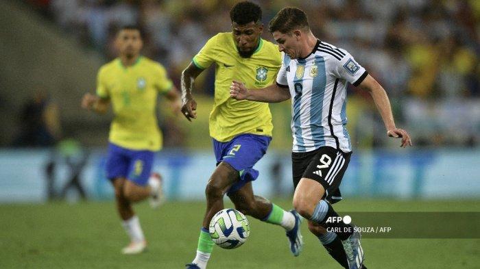 Penyerang Brasil Emerson (Kiri) dan penyerang Argentina Julian Alvarez berebut bola pada pertandingan sepak bola kualifikasi Amerika Selatan Piala Dunia FIFA 2026 antara Brasil dan Argentina di Stadion Maracana di Rio de Janeiro, Brasil, pada 21 November 2023.