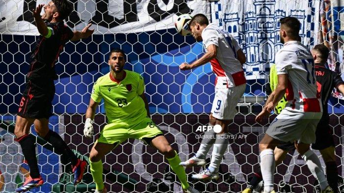 penyerang-kroasia-andrej-kramaric-tengah-menyundul-bola.jpg