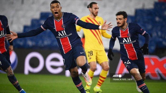 Penyerang Prancis Paris Saint-Germain Kylian Mbappe (kiri) melakukan selebrasi setelah mencetak tendangan penalti pada pertandingan leg kedua babak 16 besar Liga Champions UEFA antara Paris Saint-Germain (PSG) dan FC Barcelona di stadion Parc des Princes di Paris, pada 10 Maret 2021.
FRANCK FIFE / AFP