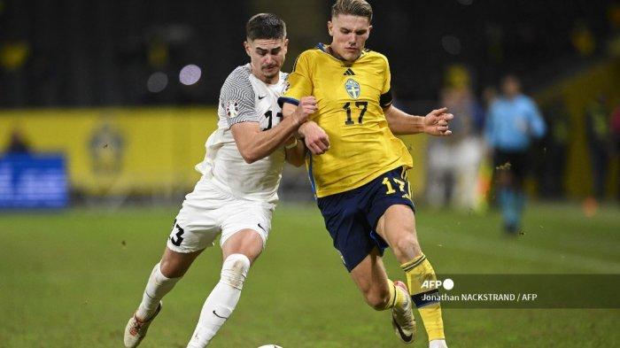 Penyerang Swedia #17 Viktor Gyokeres dan bek Estonia #13 Maksim Paskotsi bersaing memperebutkan bola selama pertandingan sepak bola kualifikasi Grup F UEFA Euro 2024 di Friends Arena, pada 19 November 2023. Jonathan NACKSTRAND /
AFP