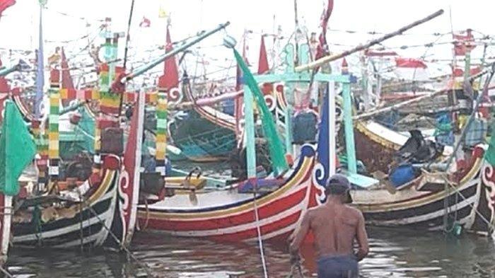 Enggan Melaut karena Ombak Tinggi, Nelayan Situbondo Pilih Amankan Perahu