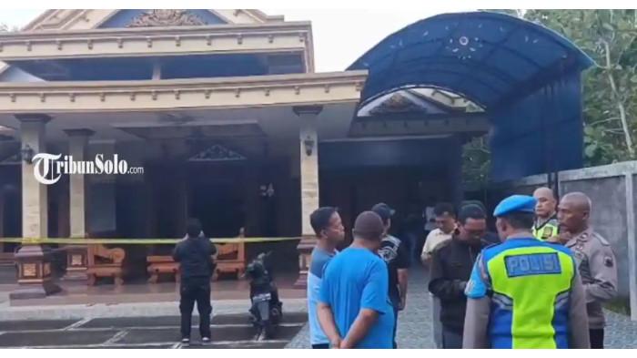 PERAMPOKAN SADIS - Polisi melakukan olah tempat kejadian perkara di rumah warga yang dirampok di Desa Pengkol, Karanggede, Boyolali pada Kamis (29/1/2026). Satu anak tewas dalam perampokan itu.