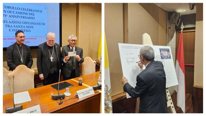 PERANGKO BARU - Mgr Emilio Nappa, Mgr Gallagher, Dubes Trias menunjukkan perangko yang sudah dicap pertama.  Peluncuran perangko baru jadi penanda ulang tahun ke-75 Hubungan Diplomatik Indonesia dan Takhta Suci di Museum  Vatikan Jumat (14/11)