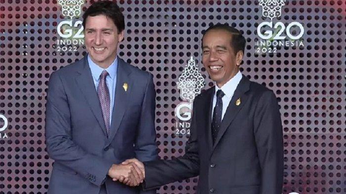 Perdana Menteri (PM) Kanada Justin Trudeau yang terlihat mengenakan pin dengan posisi bagian runcing berada di bawah atau terbali, saat bertemu Presiden Joko Widodo (Jokowi) jelang dimulainya KTT G20 di Nusa Dua Bali, Selasa (15/11/2022).
