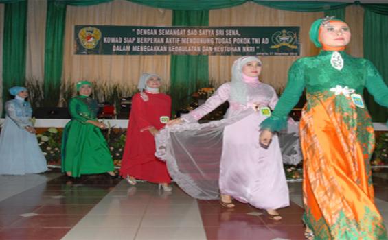 Wanita Cantik Kowad Berlenggak-lenggok di Runway (Foto)