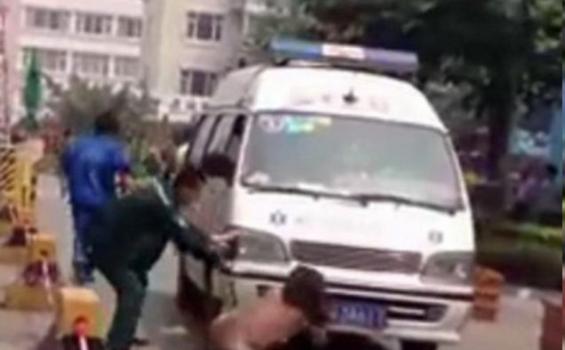 Dosen Ini Telanjang di Depan Ambulans Kekasih Gelap Suami