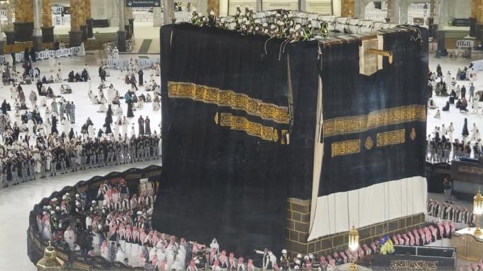 PERGANTIAN KISWAH KA'BAH - Sejumlah teknisi dan petugas khusus terlibat dalam pergantian kiswah, kain hitam penutup Ka'bah bertepatan dengan momen pergantian tahun, 1 Muharram 1448 H, Senin (15/6/2026).