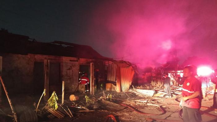 KEBAKARAN SPBE - Permukiman warga di Cimuning, Kecamatan Mustika Jaya, Kota Bekasi, Jawa Barat, terbakar pada Rabu (1/4/2026) malam.