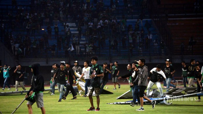 Penonton memasuki lapangan dan sebagian mendatangi pemain usai pertandingan Persebaya Surabaya melawan PSS Sleman di Stadion Gelora Bung Tomo (GBT) Surabaya, Selasa (29/10/2019). Persebaya Surabaya dikalahkan PSS Sleman di kandangnya dengan skor 2-3. 