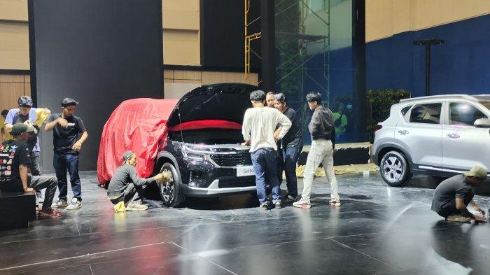 persiapan-booth-kia-di-giias-2024-mobil-baru-kia-seltos-sudah-mulai-ditata.jpg