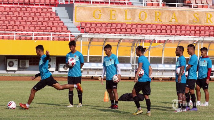 Kompetisi Diliburkan, Dua Pemain Sriwijaya FC Pelihara Lovebird dan Bermain dengan Kucing