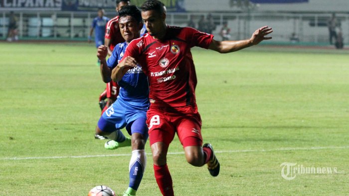Cassio (merah) bermain untuk Semen Padang.
