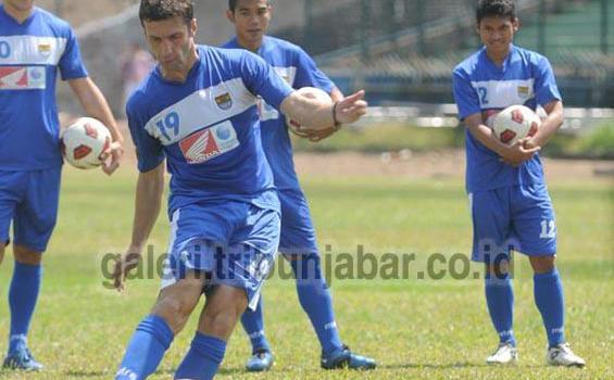 Petinggi Persib dan Dede Yusuf Pantau Latihan Maung Bandung