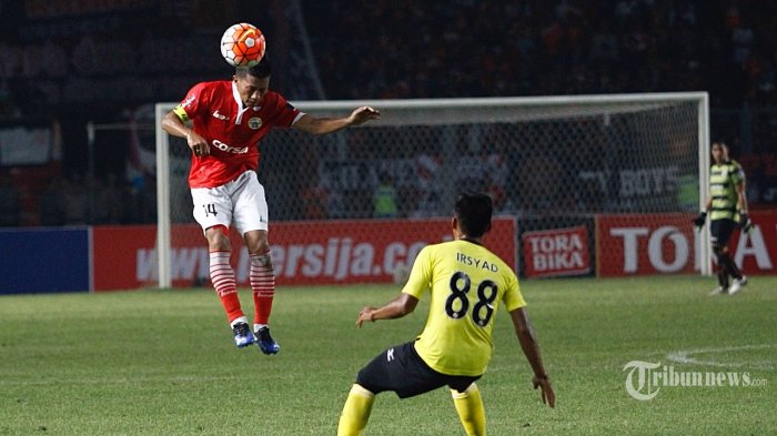 Pemain Persija Jakarta, Ismed Sofyan (kiri) berebut bola dengan pemain Semen Padang, Irsyad Maulana (kanan) dalam laga Indonesia Soccer Championship (ISC) di Stadion Utama Gelor Bung Karno (SUGBK) Senayan, Jakarta, Minggu (8/5/2016) dalam laga tersebut Persija berhasil mengalahkan semen padang dengan skor 1-0. 
