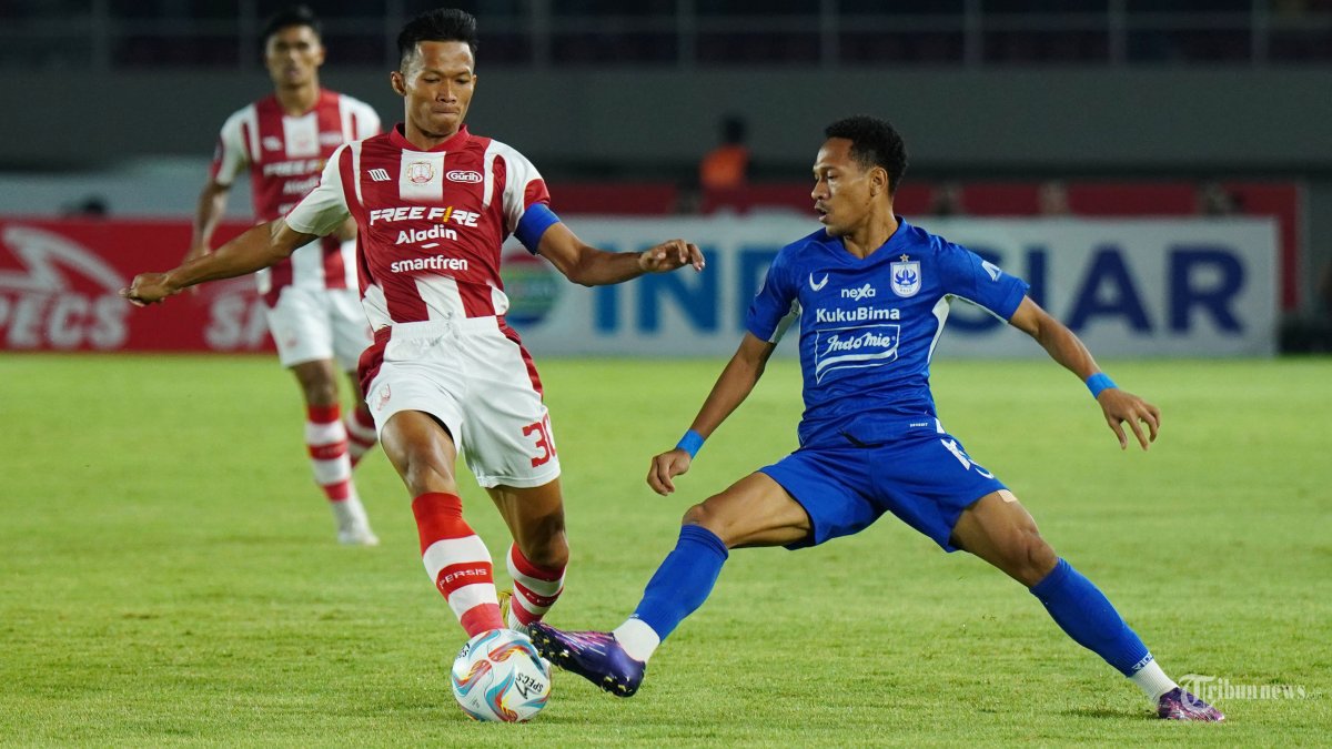 Ekspresi pesepak bola PSIS Semarang, Giovani Numberi (kanan) merebut bola dari pesepak bola Persis Solo, Eky Taufik dalam lanjutan pekan 12 Liga 1 antara Persis Solo vs PSIS Semarang di Stadion Manahan, Solo, Sabtu (16/9/2023) malam. Persis Solo menang dengan skor 2-0. Tribun Solo/Muhammad Nursina                       