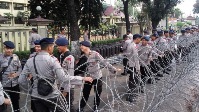 Kawat Berduri Terpasang di Depan Mabes Polri Siap 'Sambut' FPI