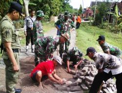 Tentara Bantu Warga Perbaiki Jalan yang Hancur Ditenggelamkan Banjir