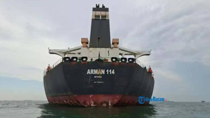 Potret kondisi kapal supertanker berbendera Iran MT Arman 114 di Pelabutan Batam, Indonesia pada Jumat (11/7/2025).