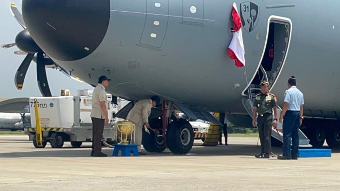 PENHYERAHAN PESAWAT - Presiden Prabowo Subianto menyerahkan  pesawat Airbus A400M kepada Panglima TNI di Pangkalan Udara Halim Perdanakusuma, Jakarta, Senin, (3/11/2025). (Taufik Ismail)