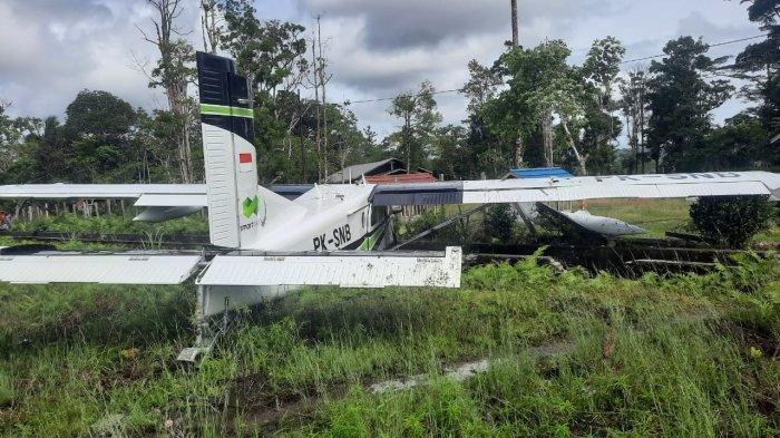 Pesawat Smart Air saat tergelincir di bandara Kenyam, Nduga, Papua Pegunungan, Jumat (4/8/2022)