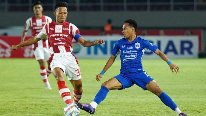 Pesepak bola Persis Solo, Eky Taufik (kiri) mengadang pesepak bola PSIS Semarang, Giovani Numberi dalam lanjutan Liga 1 pekan 12 antara Persis Solo vs PSIS Semarang di Stadion Manahan, Solo, Sabtu (16/9/2023) malam. TRIBUNNEWS/Muhammad Nursina