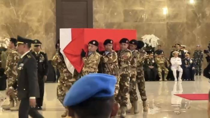 PRAJURIT TNI GUGUR – Sejumlah anggota TNI mengangkat peti jenazah tiga prajurit setiba di Bandara Soekarno-Hatta, Tangerang, Banten, Sabtu (4/4/2026). Upacara militer digelar sebagai bentuk penghormatan atas pengorbanan mereka dalam misi perdamaian PBB di Lebanon.
