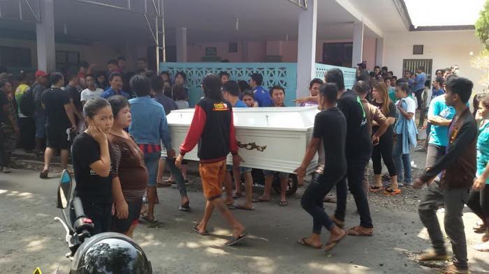 Peti Jenazah Berwarna Putih Disiapkan Untuk Korban Kebakaran Inul Vizta