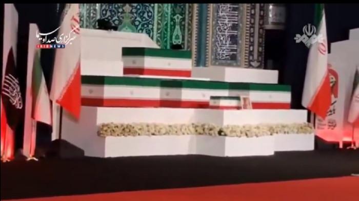 PEMAKAMAN ALI KHAMENEI - Peti jenazah mantan Pemimpin Tertinggi Iran Ayatollah Ali Khamenei disemayamkan bersama sejumlah anggota keluarganya di Grand Mosalla, Teheran, menjelang dimulainya prosesi pemakaman kenegaraan pada 4–9 Juli 2026.