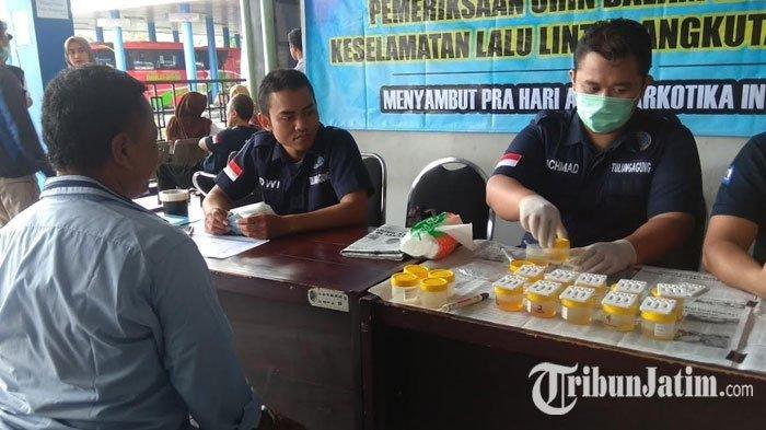 Deteksi Penggunaan Narkoba Jelang Mudik, Sopir Bus di Terminal Gayatri Tulungagung Wajib Tes Urine