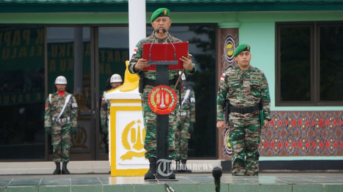 TRIBUNNEWS.COM, MERAUKE - Agus Widodo, saat menjadi Pimpin Upacara Bendera 17-an, kala menjabat sebagai Komandan Korem 174/Anim TI Waninggap Brigjen TNI. 