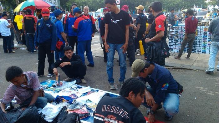 Buruh Demo di Istana Negara, PKL Jajakan Dagangan