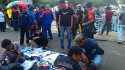 PKL Gelar Dagangan Manfaatkan Demo Buruh di Istana