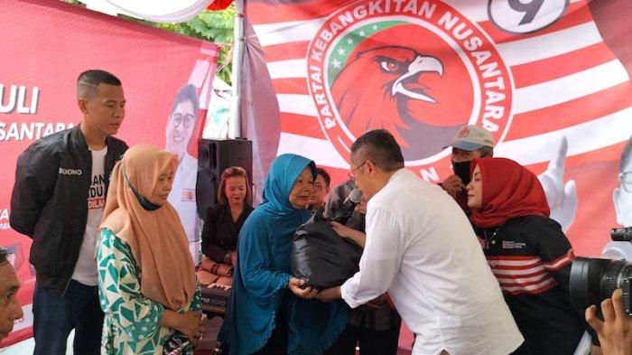 Temui Warga di Pasar Minggu, Anas Urbaningrum Bagikan Sembako