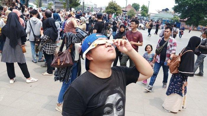 Planetarium TIM Padat, Pengunjung Saksikan Gerhana Matahari Cincin dengan Kacamata Gratis