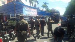 Polisi dan Satpol PP Bongkar Tenda di Depan Plaza Sukaramai