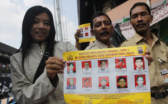 Polresta Solo Sebar 2.000 Lembar Poster DPO Teroris