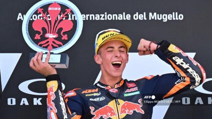 Red Bull KTM Ajo Kalex Pembalap Spanyol Pedro Acosta mengangkat trofi saat ia merayakan kemenangan balapan Grand Prix Moto2 Italia di Sirkuit Mugello di Mugello, pada 11 Juni 2023.