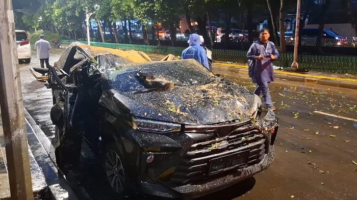 Pohon Tumbang di Dharmawangsa Jakarta Selatan Menimpa Lima Mobil, Satu Orang Tewas